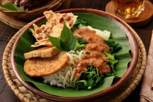 Nasi Pecel Madiun: Resep Lezat dan Sehat untuk Siang Hari