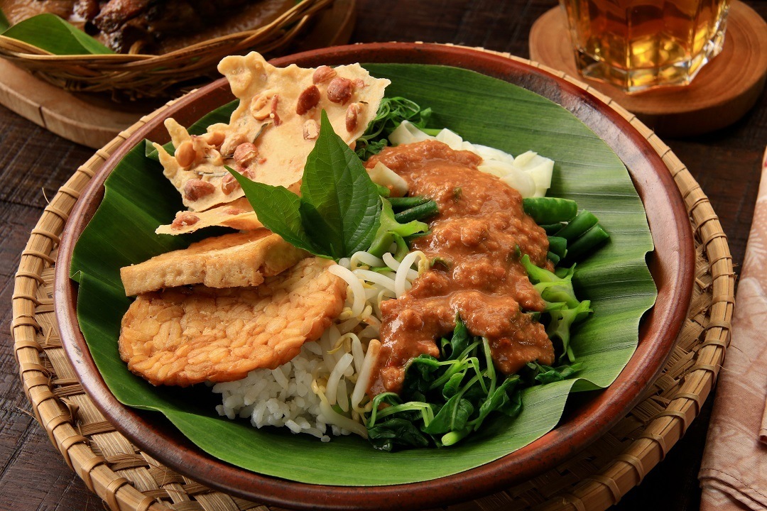 Nasi Pecel Madiun: Resep Lezat dan Sehat untuk Siang Hari