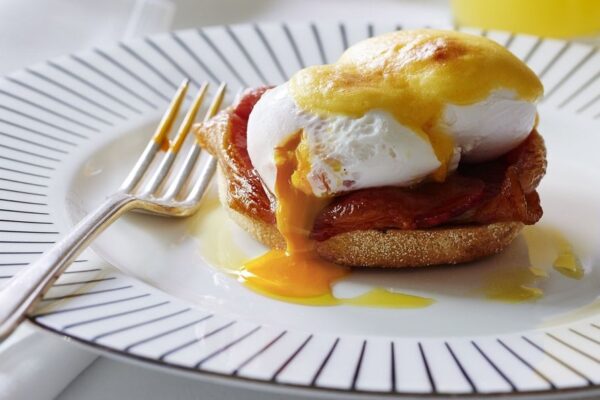 Resep Eggs Benedict: Menu Brunch Kekinian di Rumah