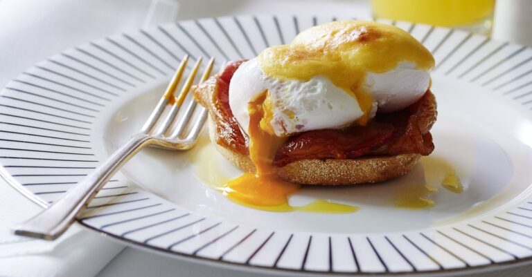 Resep Eggs Benedict: Menu Brunch Kekinian di Rumah