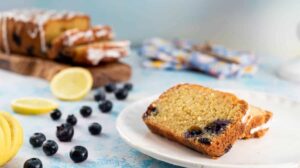 Resep Lemon Cake Blueberry segar dan lembut, cocok jadi dessert keluarga. Mudah dibuat, anti gagal, dan sempurna untuk teman minum teh.