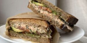 Sandwich Tunacado: Perpaduan Tuna dan Alpukat yang Lezat