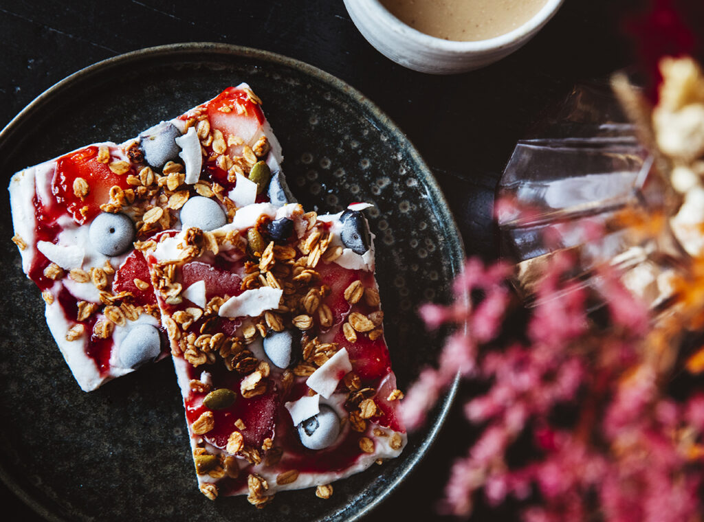 Coconut Yogurt Bark Dessert Sehat dengan Sentuhan Tropis Coconut Yogurt Bark Dessert Sehat dengan Sentuhan Tropis