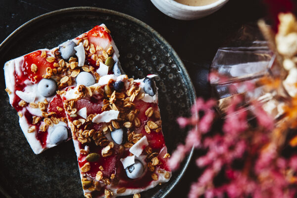 Coconut Yogurt Bark Dessert Sehat dengan Sentuhan Tropis Coconut Yogurt Bark Dessert Sehat dengan Sentuhan Tropis