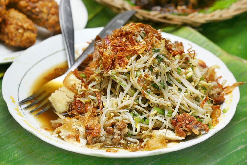 Lontong Balap Khas Surabaya: Gurih, Segar, Legendaris