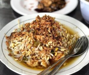 Lontong Balap Khas Surabaya: Gurih, Segar, Legendaris