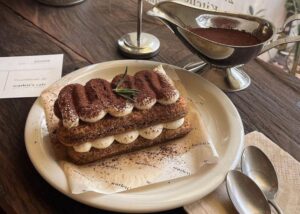 Tiramisu Puff Pastry – Layer Renyah, Krim Lembut