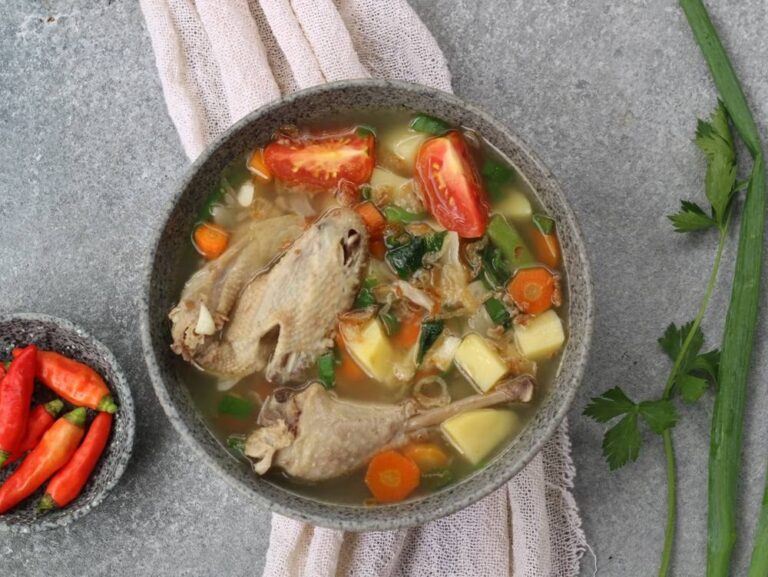 Sup Ayam Kemangi yang Segar dan Gurih